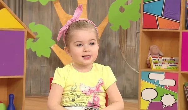 Ebrar Alya Demirbilek, 2016'da Çocuktan Al Haberi'yle tanındı.