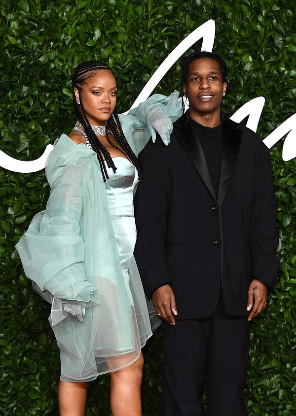 Rihanna'ya atfedilen sözlere göre A$AP Rocky, turnelerde başka kadınlarla yakınlaşmak istediğinde önce kendisinden izin alıyormuş.