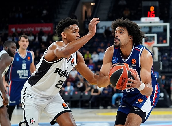 Efes'te Payne 22 sayıyla parladı.
