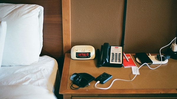 Şarj ederken telefonu yastık altına koymak ya da kılıfını çıkarmamak