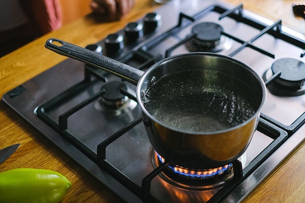 Tencereye soğuk değil ılık su eklemek tanelerin pişmesini aksatmıyor
