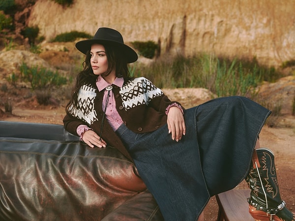 Kovboy şapkaları ve çizmeler Western havasını tamamlıyor.