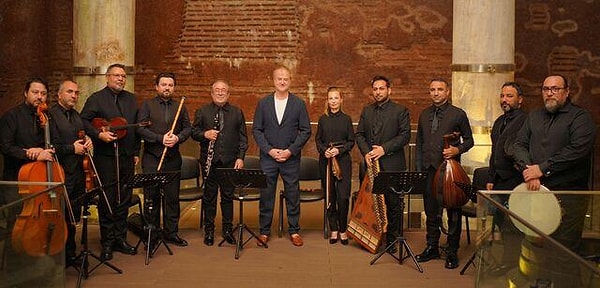Owen Teale, sarnıcın ardından Kapalıçarşı, Cağaloğlu Hamamı ve Sultanahmet Meydanı'nı da gezdi.