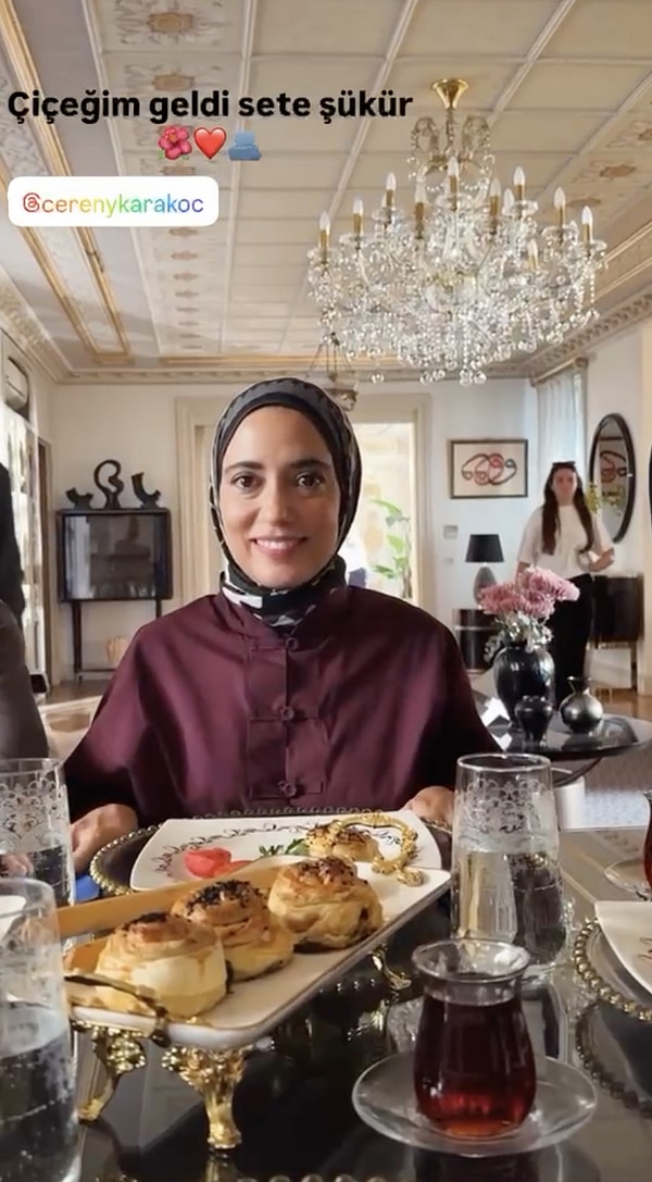 Kızılcık Şerbeti'nin Salkım'ı Özge Borak, Nursema'nın setten yeni videosunu "Çiçeğim geldi sete şükür" notuyla paylaştı.