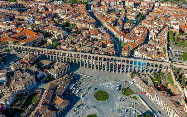 Harçsız ayakta duran Segovia Su Kemeri