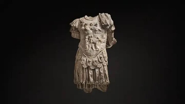 Paros mermerinden yapılan eser, Julio-Claudius dönemine ait ve başı bulunmayan bir imparatorun zırhlı gövdesini gösteriyor.