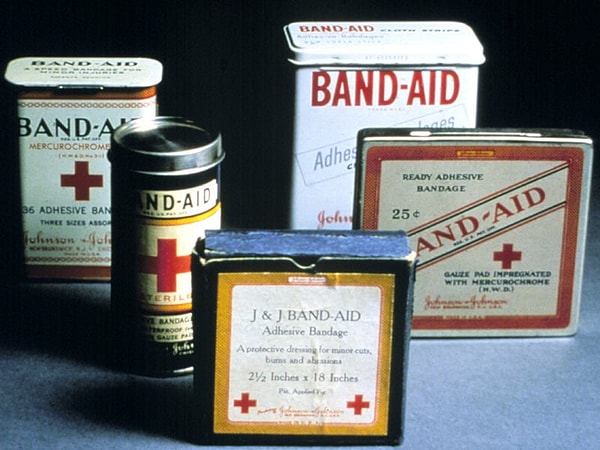 Ürün 1921'de Band-Aid adıyla satışa çıktı, ancak ilk yıl yalnızca 3 bin dolarlık satış yapıldı.