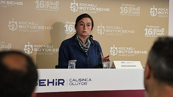 Saraybosna kuşatmasını yedi yaşında bir çocuk olarak yaşadınız ve Kurşunların da Rengi Var'da bu yılları bir çocuğun gözünden anlattınız. Yıllar sonra o çocukluk hafızasına yetişkin bir yazar olarak geri dönmek nasıl bir deneyimdi? Anlatırken çocuğun sesini korumak mı, yoksa yetişkinin bakışıyla yorumlamak mı daha zordu?