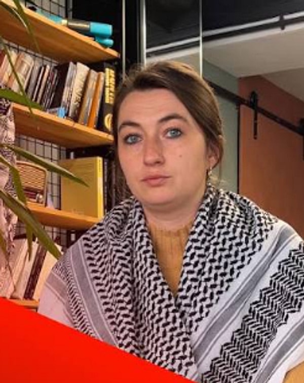 Türkiye’de geçirdiğiniz o iki yıl, savaşın gölgesinde geçen bir bekleyişten zamanla yeni bir yuvanın temellerine dönüştü. Saraybosna’ya dönme umuduyla başlayan bu yolculukta, Türkiye size neler kattı? Kurşunların Rengini Yıldızlarla Değiştirdim başlığındaki yıldızlar, o karanlık günlerde sizin için nasıl bir anlam taşıyordu?