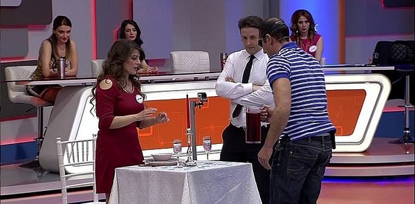 Ben Bilmem Eşim Bilir için "Televizyon tarihinde erkeğin şiddet gördüğü tek program" dedi.