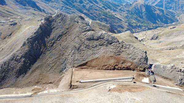 Mereto Dağı'nın 2 bin 350 metre rakımında kurulumu süren merkezde pist, karşılama alanı ve istasyon kafeleri yer alacak.