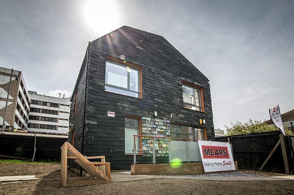 Proje 2025 yılında Brighton Wild House adıyla yeni bir aşamaya geçerken yapı eğitim ve araştırma alanı olarak da kullanılıyor.