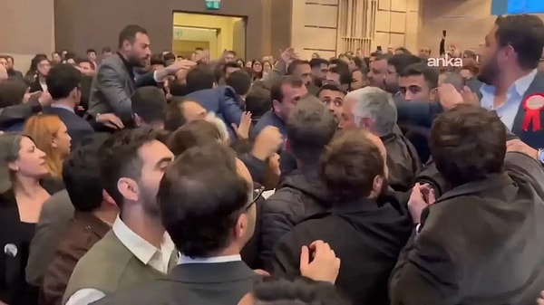 Salonda yumruklar konuştu.