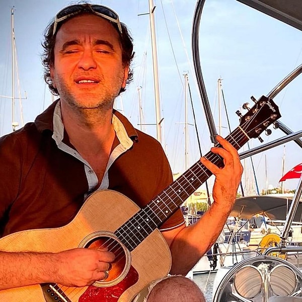 2000'li yılların başından itibaren Türk rock ve pop müziğine damga vuran Nevzat Doğansoy, özellikle “Zor”, “Mühürlü Kaderim” ve “Sen Gibi” gibi unutulmaz parçalarıyla geniş bir dinleyici kitlesinin kalbinde yer edinmişti.
