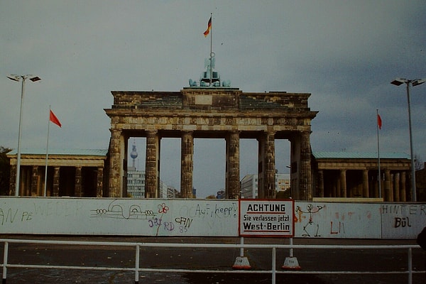 Berlin Duvarı'na bağlanan kadın soyadını bile değiştirdi