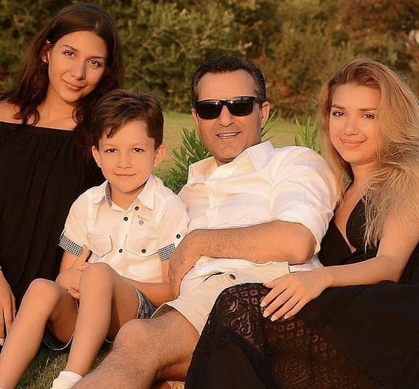 Rafet El Roman'ın geçmiş aşk defterlerini şöyle bir karıştırdığımızda karşımıza ilk olarak 1996 yılında evlendiği Tuğba Altıntop çıkıyor.
