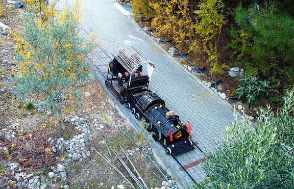 Salçasını, tarhanasını ve zeytinyağını kendileri hazırlıyorlar.