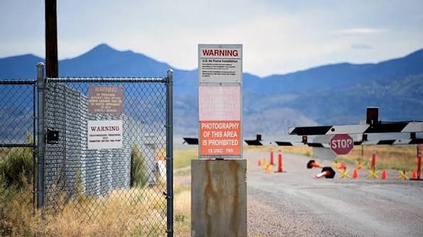 3. Nevada çölündeki Area 51, deneysel uçakların test edildiği gizli bir askeri üs.