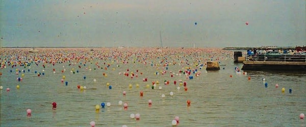 Balonlar soğuk hava ve yağmurla karşılaşınca şişkin halde yere düştü ve kentte aksamalar yaşandı.