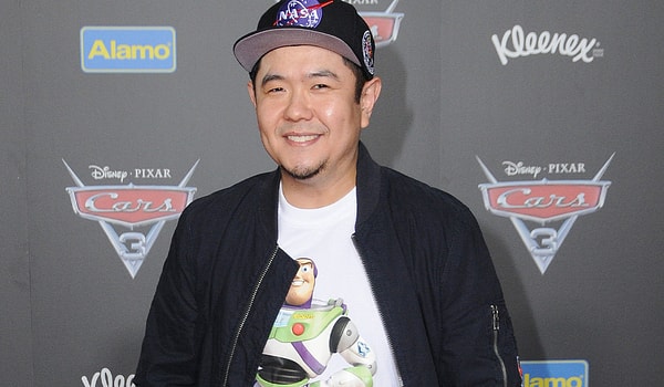 Eric Bauza, Ren & Stimpy ile başlayan kariyerinde Bugs Bunny ve Daffy Duck'ın sesi oldu.