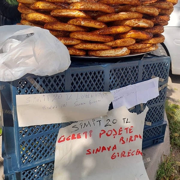 Tezgahın başına yazılan notta simitin 20 TL olduğu ve ücretin poşete bırakılması gerektiği belirtildi