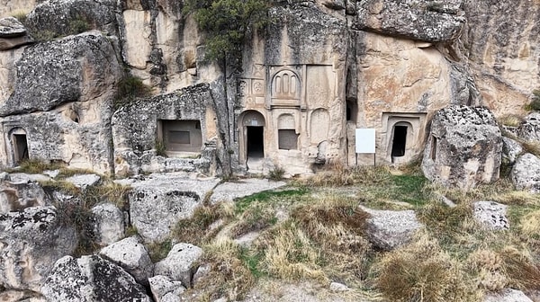 Yeraltı şehirleri ve yüzlerce kaya oyma mekan, vadinin geçmişte nasıl yaşandığını gözler önüne seriyor.
