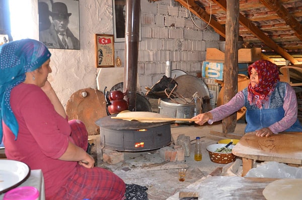 Komşular sırayla birbirlerinin kışlığını hazırlıyor