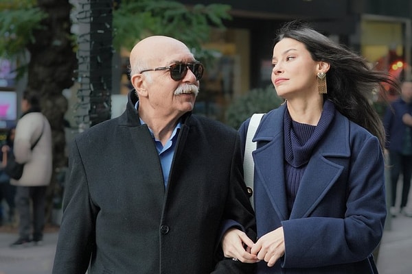 Kızılcık Şerbeti'nin Alev'i Müjde Uzman, dizinin orijinal Apo'su Settar Tanrıöğen'le yeniden aynı sahnede buluştuğu saniye öyle bir replikle geldi ki eski defterler ister istemez açıldı!