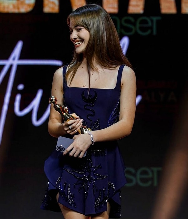Leyla Smyrna Cabas'ın sinema yolculuğundaki son gelişme ise Antalya'dan geldi! Genç oyuncu, 63. Uluslararası Antalya Altın Portakal Film Festivali'nde Genç Başarı Ödülü'nün sahibi oldu.