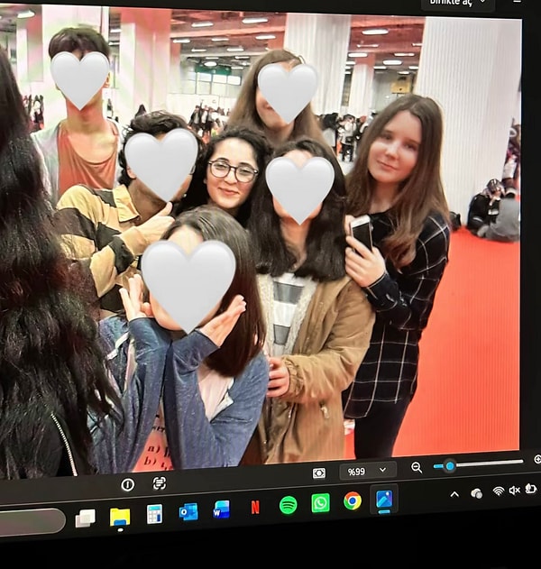 Lidya Pınar'ın yıllar önce arkadaş grubuyla birlikte çektirdiği fotoğraf, sosyal medyada paylaşılmasının ardından dikkat çekti.