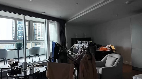 Sibil Çetinkaya'nın Londra'daki evi, boydan boya camlı salonu ve şehir manzarasıyla dikkat çekti.