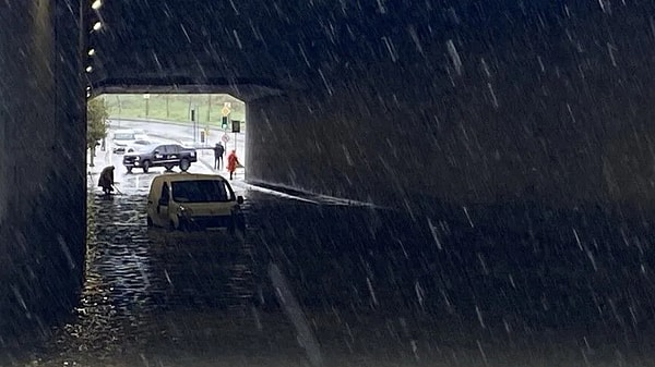 Tuzla ve Pendik'te Yollar Göle Döndü, Araçlar Mahsur Kaldı