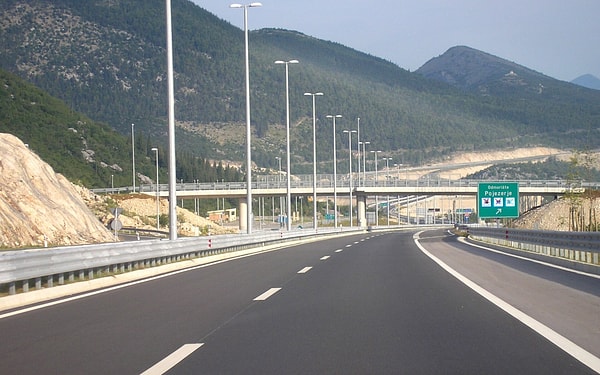 20 saatten fazla aralıksız araba kullandı