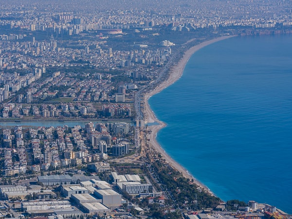 Antalya Neden Ankara ve İzmir'den Pahalı?