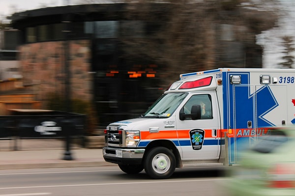 Ambulansta baskı altında sakin kalmayı başarıyor