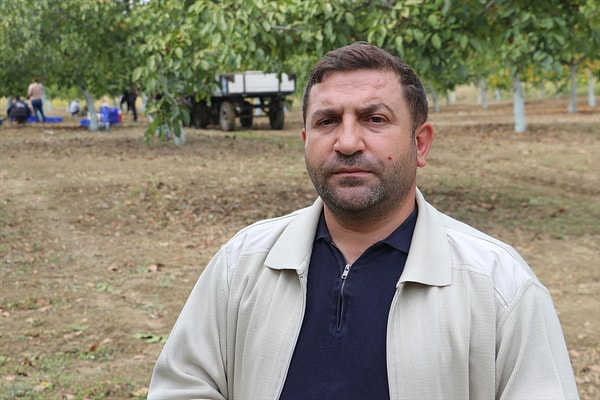 Bahçe güneş enerjili sulama sistemiyle işletilirken ağaçların su tüketimi yıllarca kayıt altına alındı.