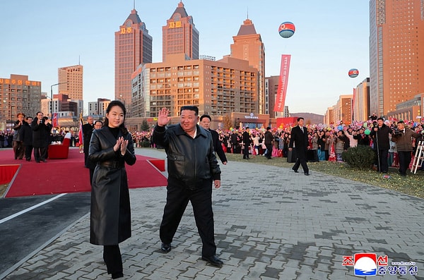 Başkent Pyongyang küçük bir ada gibi duruyor
