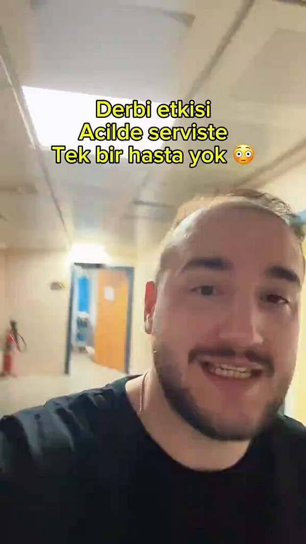 "Maç olmadığı zaman burası tıklım tıklım" diyen doktor acil servislerin gereksiz kullanımına dikkat çekti ve "Böyle böyle bilinçleneceğiz" diyerek insanları uyardı.