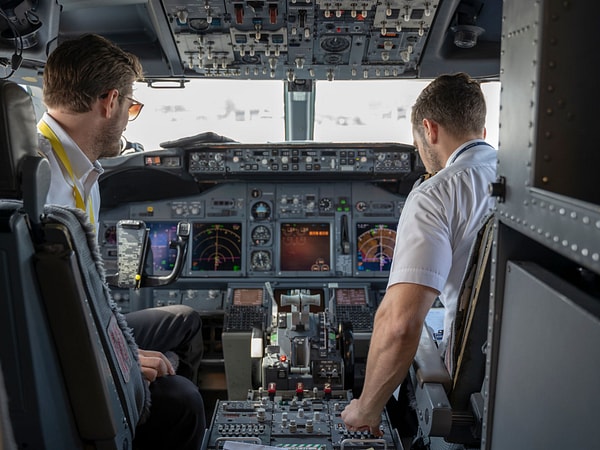 Uçaktaki yılanı ilk pilot fark etti.