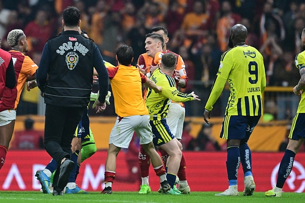 Galatasaray-Fenerbahçe derbisinin bitiş düdüğüyle birlikte kavga çıktı, polis sahaya girdi.