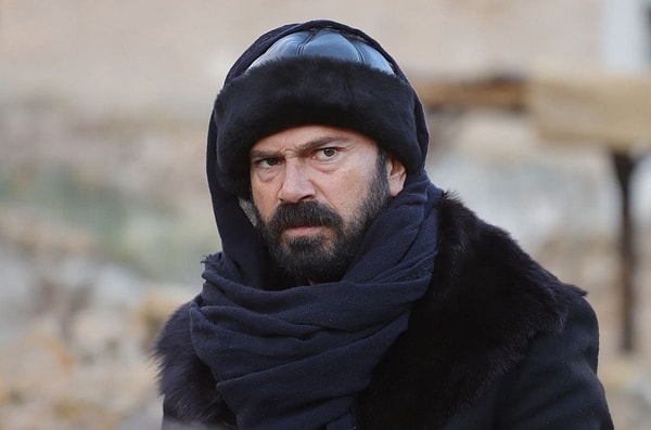 Зрители лучше всего помнят Олгуна Шимшека по роли Яшара Кимсесиза в сериале «Разбойники не могут править миром».