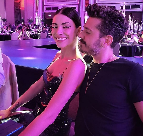 Deniz Baysal ve Kolpa grubunun solisti Barış Yurtçu, 2016 yılında başlayan aşklarını 2019'da evlilikle taçlandırmıştı. Ancak yedi yıllık evlilikleri sona ererken ortaya atılan iddialar ve sosyal medya göndermeleri ortalığı bir hayli karıştırdı.
