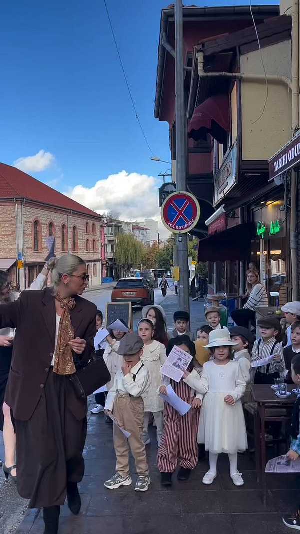 "Yazıyor, Cumhuriyet'in ilanını yazıyor!"