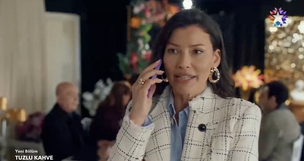 Telefondaki arkadaşına "Sen evlenme ben boşanacağım mı diyor?" diye soran Alev, Kızılcık Şerbeti izleyicisine Apo'yu hatırlattı.