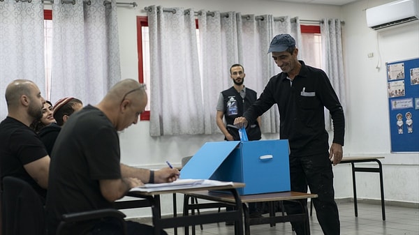 Sandık çıkış anketlerinde önde görünen muhalefet, sayımda geriye düştü. Gözler 4 Kasım'da