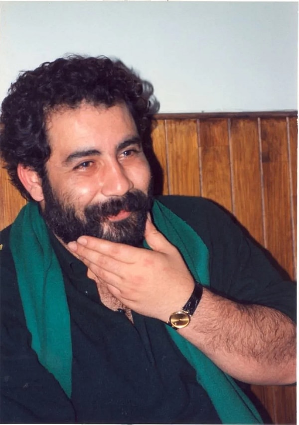 Ahmet Kaya, 'Kum Gibi' ve 'Acılara Tutunmak' gibi şarkılarıyla kuşakların sesi olmuş bir isimdi.