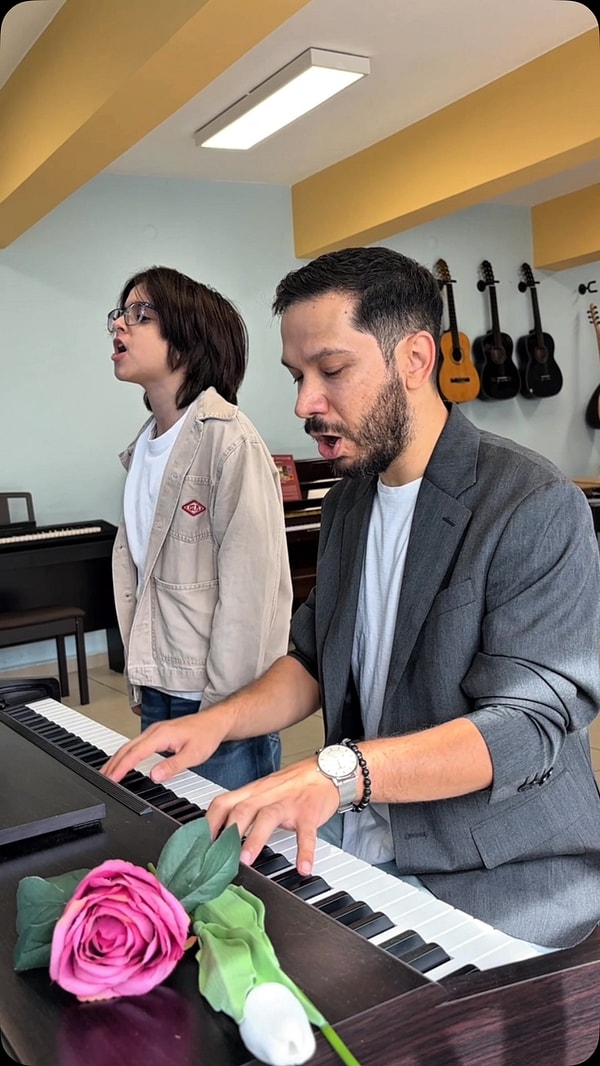 Mert Yan'ın müzik eğitimi, küçük yaşta Hakan Çakır ile başladı.