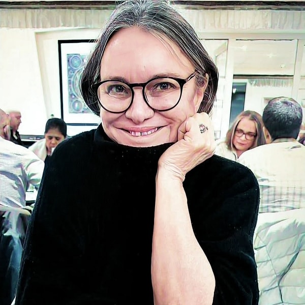 Şimdilerde 70'li yaşlarında olan Arzu Okay, yıllar içerisindeki değişimiyle de zaman zaman gündeme geliyor.
