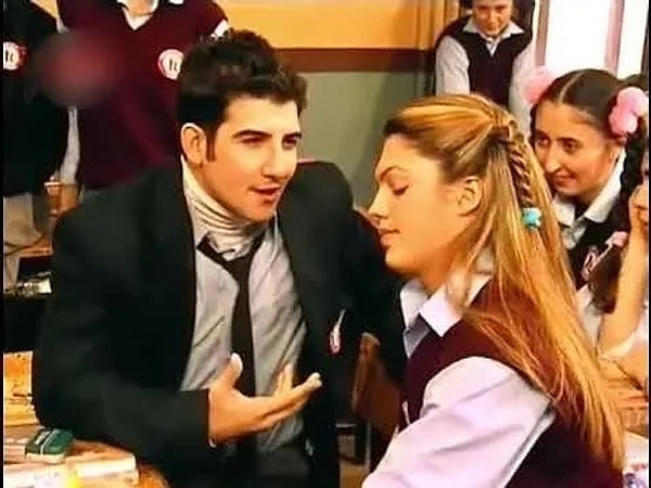 Türk televizyon tarihinin unutulmaz gençlik dizilerinden Hayat Bilgisi denince aklımıza gelen ilk karakterlerden biri kuşkusuz Barbie Gamze!