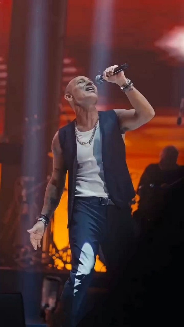 Mustafa Sandal took the Harbiye stage with a very short haircut.
